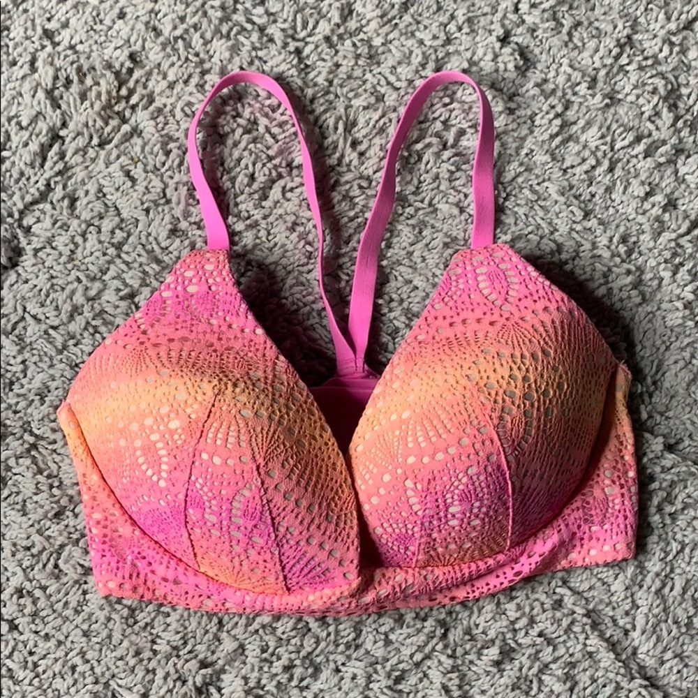 Victiria's Secret Sport Bra Size 32DD‎